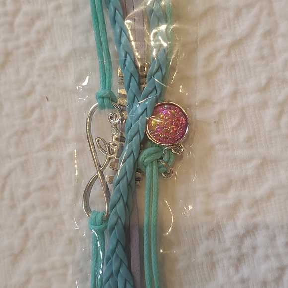 New Mermaid Tail Blanket, hair clip, bracelet - Picture 4 of 7